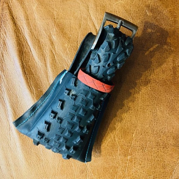 "Rad" Upcycling-Fahrradschlauch "Radprofil-Gürtel schwarz/rot" – Bild 3